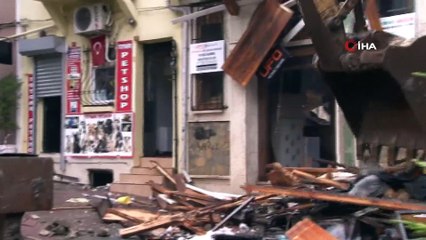 Fatih’te çıkan yangın sonrası harabeye dönen binalar belediye ekipleri tarafından yıkıldı