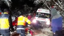 Hasta taşıyan ambulans kara saplandı, ekipler kurtardı