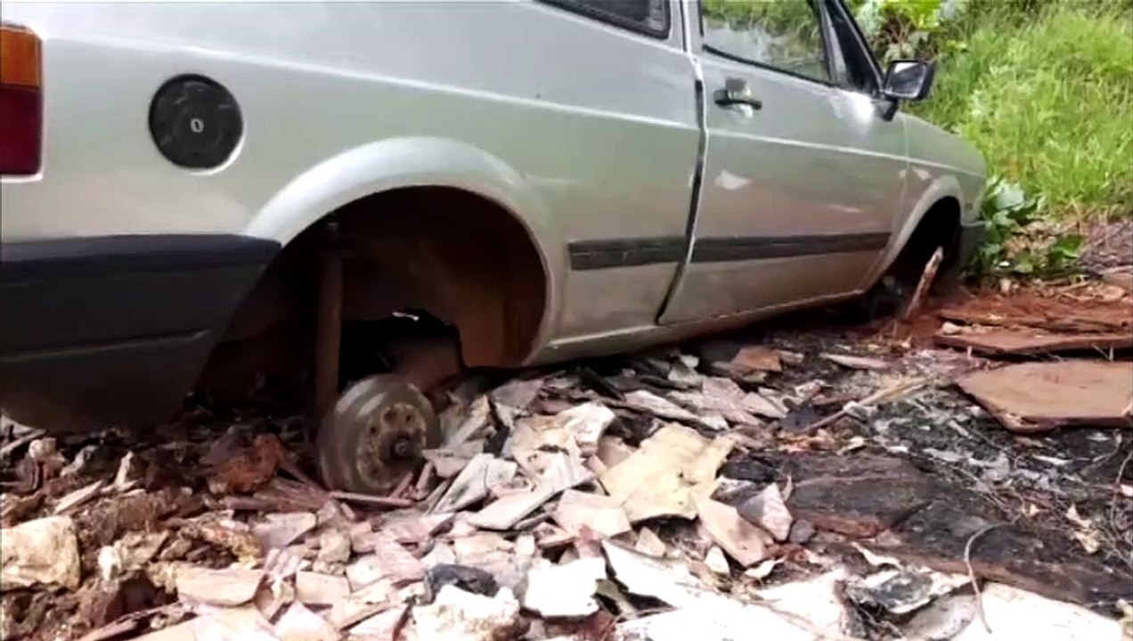 Carro abandonado foi queimado