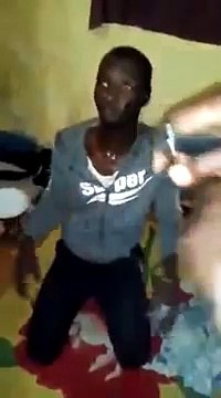 Deux voleurs de awra pris en flagrant délit, ramènent l'appareil de leur victime