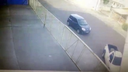 Câmera mostra veículos batendo no Maria Luíza