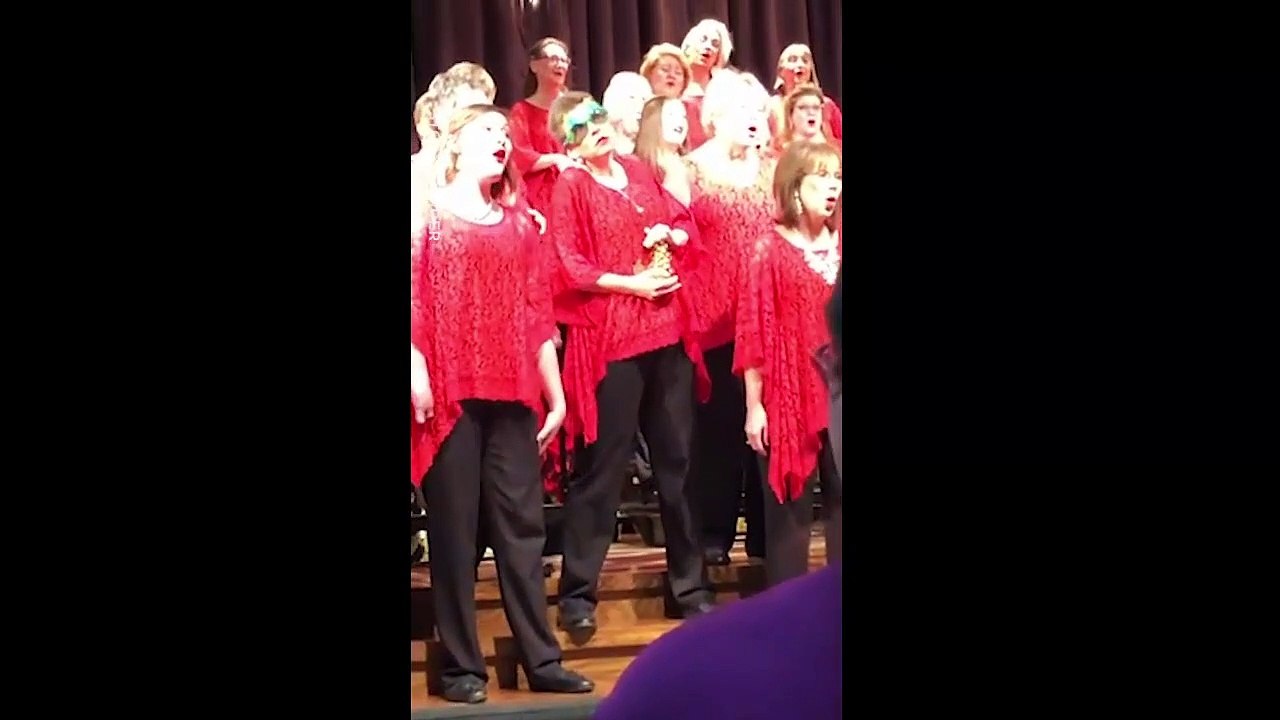 The Most Energic Christmas singer you'll see