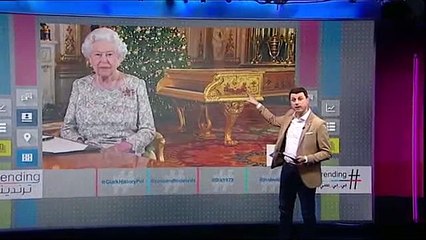 ملكة بريطانيا تطل على شعبها بجوار بيانو مذهب "مسروق من صدام"