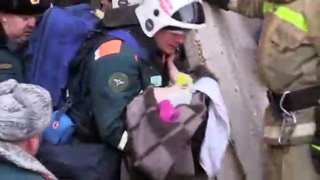Socorristas rusos rescatan a un bebé de edificio destruido