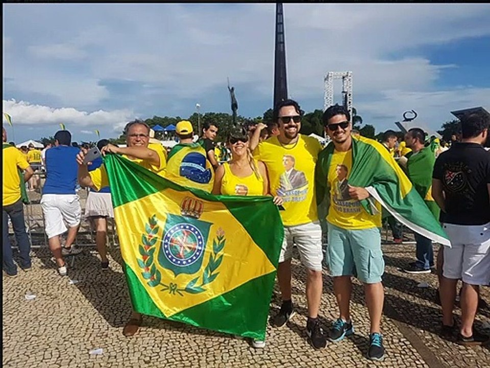 MONARQUISTAS VÃO A POSSE DE BOLSONARO. VEJA AS FOTOS E COMENTÁRIOS.