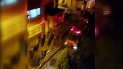 Fatih'te çöken binanın yanma anı - İSTANBUL