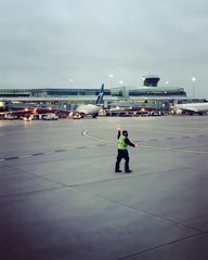 Un employé d'aéroport transforme le tarmac en piste de danse