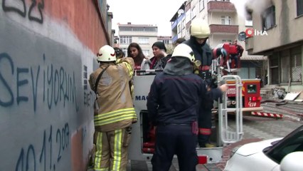 Sultangazi’de can pazarı...Yangında mahsur kalan anne ve 4 çocuğu kurtarıldı