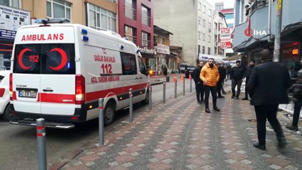 Kavga eden öğrencileri ayırmak isteyen esnaf bıçaklandı