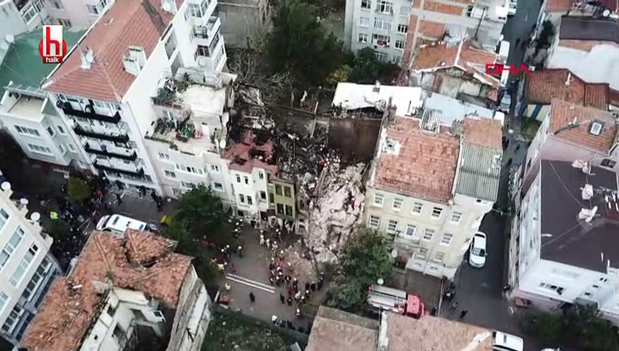Yedikule'de bina çöktü