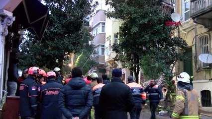 İstanbul- Yedikule'de Çöken Binada Belediye Ekipleri Yıkım Çalışması Yapıyor 1