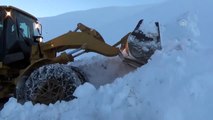 Hakkari'de 3 metreyi bulan karla mücadele