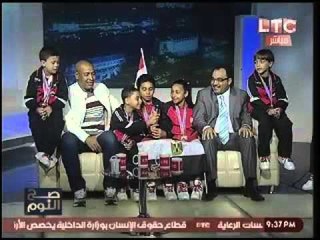 الغيطي يختتم برنامجه بغناء جماعي مع ابطال المواي تاي للنشيد الوطني المصري