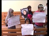 فيديو أطفال يرفعون لافتات فى قاعات المحكمة لعودة أمهم بعد قسوة ظابط شرطة