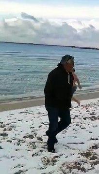 Puglia: neve anche a Porto Cesareo, bagnanti coraggiosi nell'acqua ghiacciata