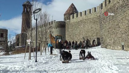 Buz gibi havada çocuklar kızak kaymanın keyfini yaşadı