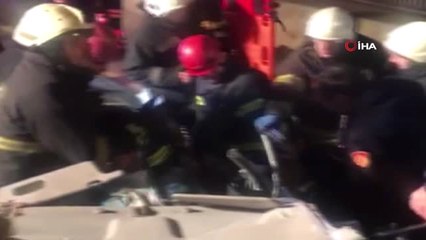 Otomobil Trafiğe Kapatılan Yoldaki Beton Bariyere Çarptı: 4 Yaralı