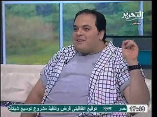 موقف مفاجأة كوميدي جدا لمطرب بعد انتهاء فقرته