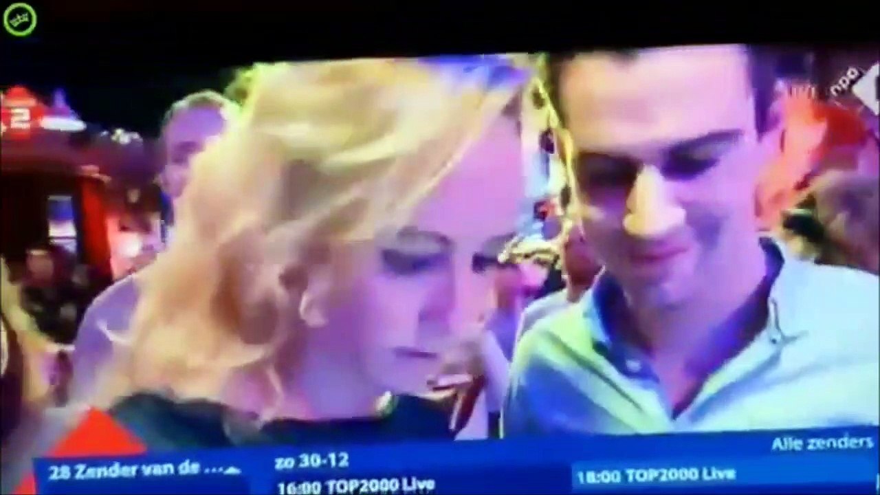 Il veut embrasser son amie à la TV et se prend la honte de l'année