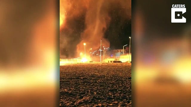 Une impressionnante tornade de feu traverse un champs en flamme