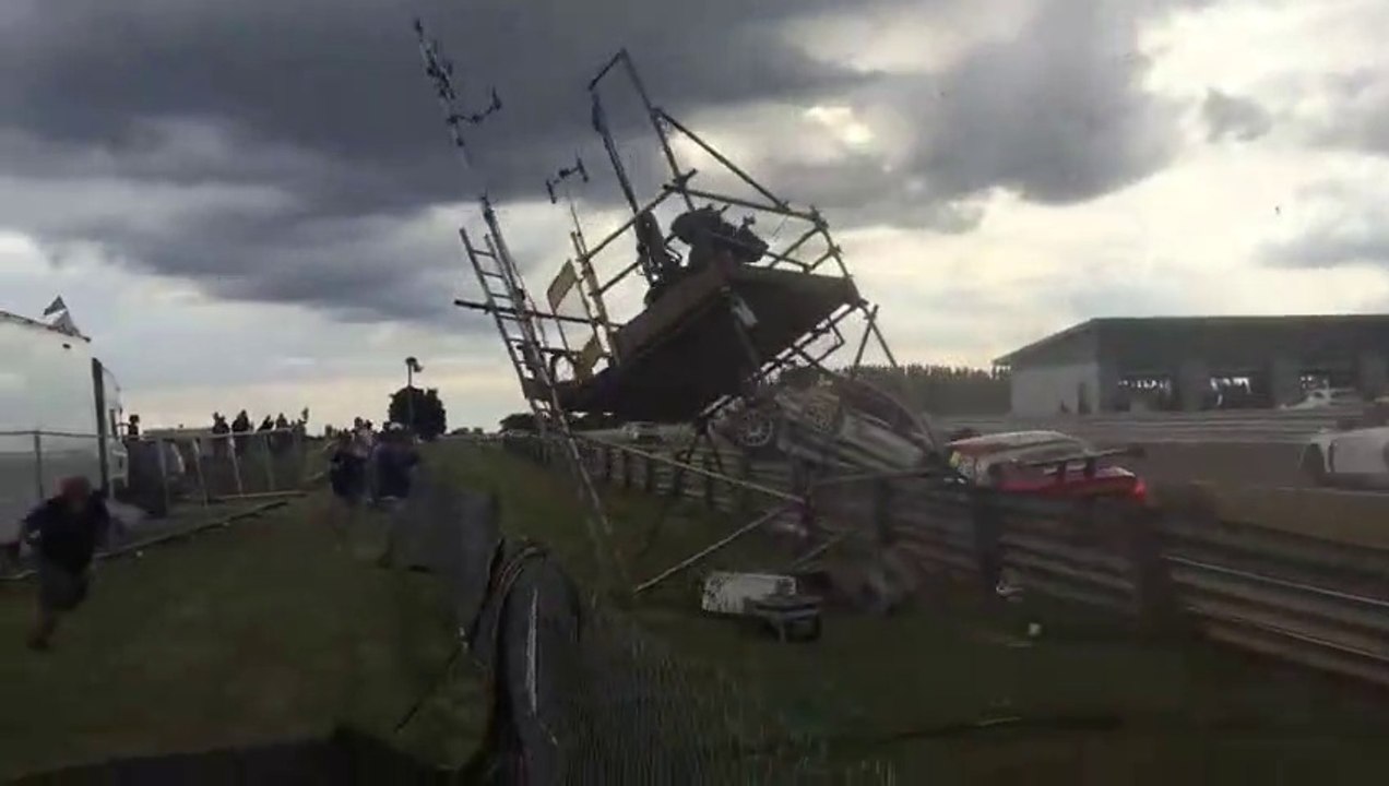 Une voiture de course percute la tourelle d'un caméraman : impressionnant