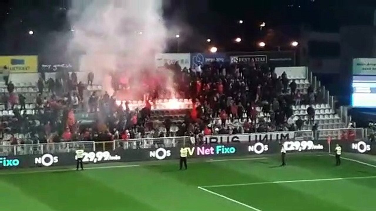 Adeptos do Benfica pegaram fogo à bancada após derrota com o Portimonense