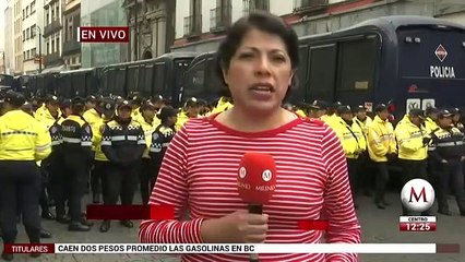 Manifestantes y policias se enfrentan afuera de la SCJN