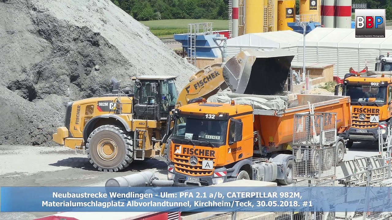 CATERPILLAR  982M Loader / Radlader Loads Tipper Trailer Trucks / Belädt Sattelkipper, NBS Wendlingen - Ulm, PFA 2.1 Kirchheim-Teck_Materialumschlagplatz Albvorlandtunnel, 30.05.2018.