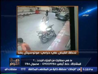 فيديو كوميدي جدا اغبي حرامي يحاول يسرق موتسيكل وصاحبه يمسكه
