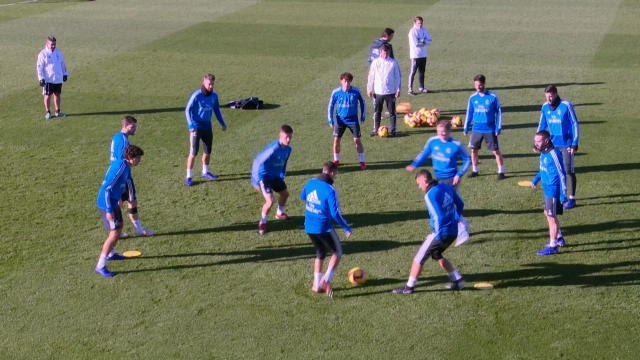 Real Madrid - Kroos chambré par ses coéquipiers lors d'un toro