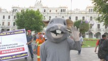 Peruanos protestan en Lima para pedir la renuncia del fiscal general