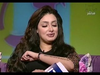 مذيعة #جراب_حواء تكشف ذراعها وكتابة "الجحيم خالي والشياطين تكمن هنا" علي جسدها