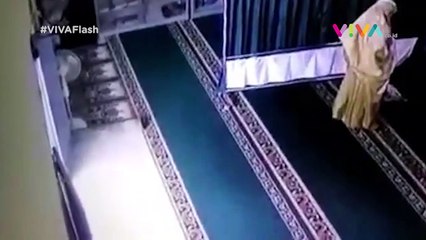 VIDEO: Seorang Wanita Dipukul Pakai Balok Saat Sedang Salat