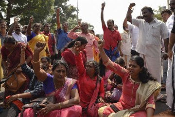 Indian women form 620km human chain in support of lifting of temple ban
