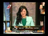فيديو والدة الاعلامية رانيا بدوي تفاجئها باإتصال هاتفي عالهواء وتلعثمها بقراءة الاخبار من الفرحة