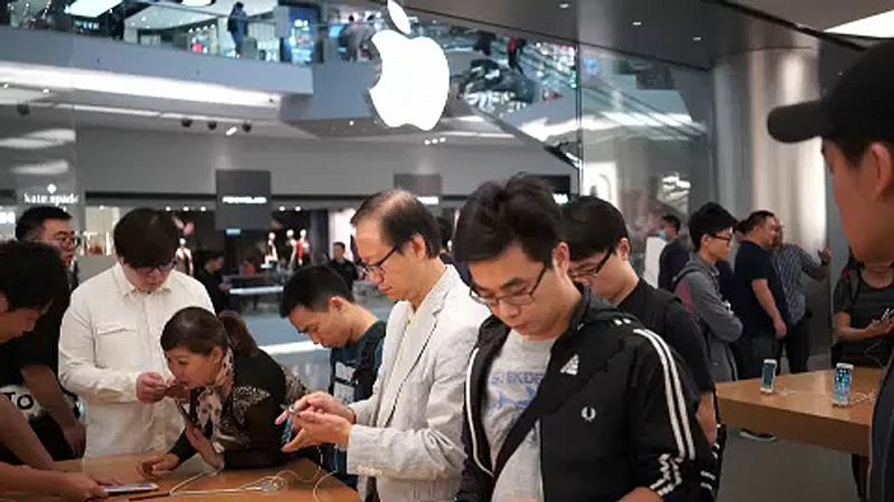 Apple: Μείωσε τις προβλέψεις της για το τελευτα...
