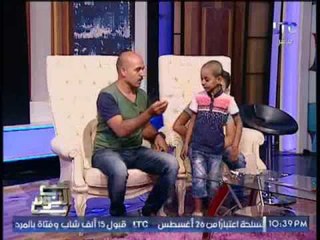 فيديو طفل خارق يبتلع "مسامير" عالهواء وذهول الاعلامي محمد الغيطي