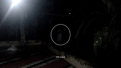 Real Ghost Videos - Real Ghost avec des yeux brillants regardant la caméra - vidéo effrayante - Real Ghost Videos - Real Ghost with shining eyes staring at the camera - scary video