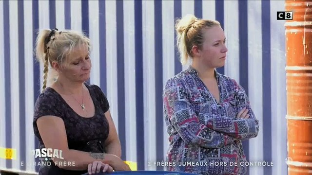 Pascal Le Grand Frère craque devant une photo de son père décédé - Regardez