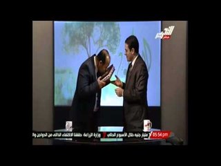 مظهر شاهين يقدم كتب رب العالمين إلى الكابتن وليد صلاح الدين