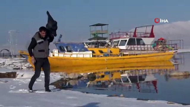 Karda yiyecek bulamayan sokak hayvanları için doğaya yem bırakıldı