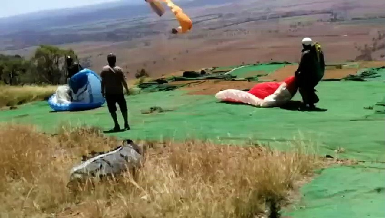 Un pilote de parapente est emporté par une terrifiante tornade de poussière !