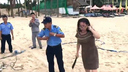 Hotel Boss Attacks Tourist&apos;s Volleyball Net