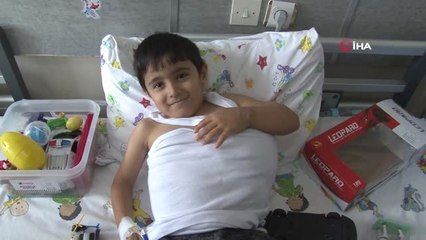 Minik Yasin Vücudunu Kaplayan Dev Kitle ile Mücadele Ediyor