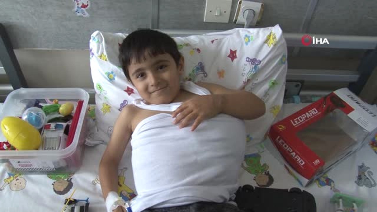 Minik Yasin Vücudunu Kaplayan Dev Kitle ile Mücadele Ediyor