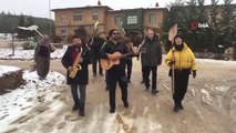 Sonsuz Şükran Köyü Sanatçıları Damlarda Kar Temizliği Yaptı