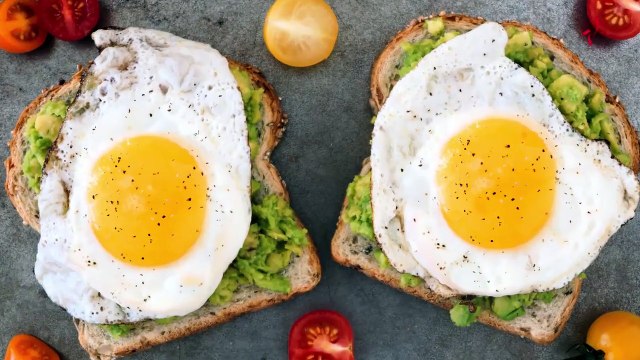 ما هي الأطعمة التي يجب تناولها خلال اتباعكِ برنامجاً رياضيّاً؟