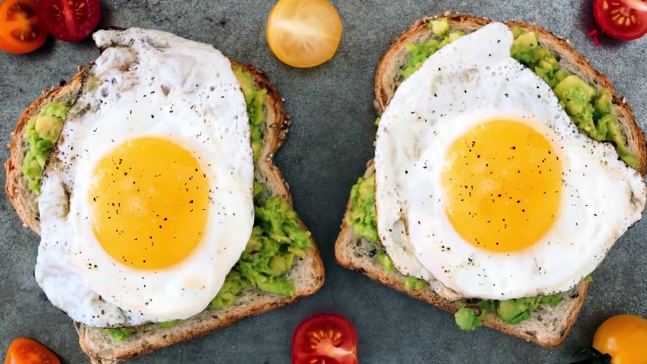 ما هي الأطعمة التي يجب تناولها خلال اتباعكِ برنامجاً رياضيّاً؟