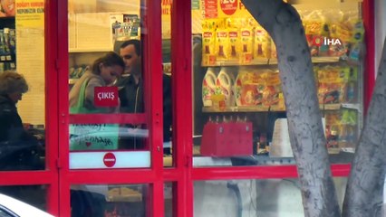 Ücretli poşete tepki gösterip ürünleri ellerinde taşıdılar