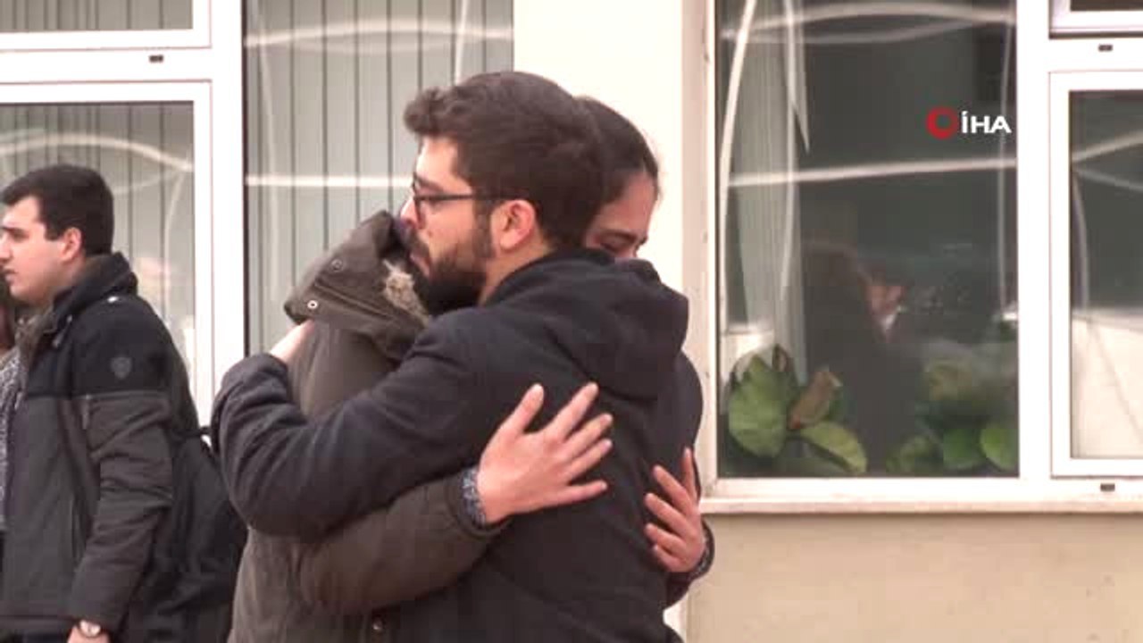 Üniversitede Öldürülen Ceren Damar İçin Hukuk Fakültesi Önünde Tören Düzenlendi